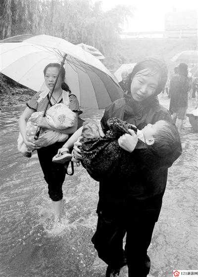 漂亮妈妈：雨中守护孩子的身影